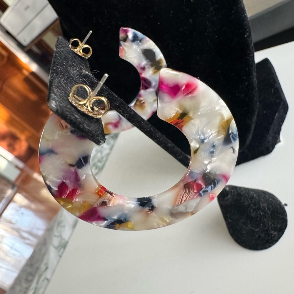 Zenzii Multicolor Marbled Resin Statement Hoop Earrings - Picture 3 of 6